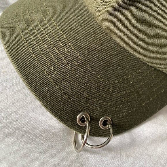 Women’s Green Hat with Silver Chains 🧢 - Picture 3 of 15